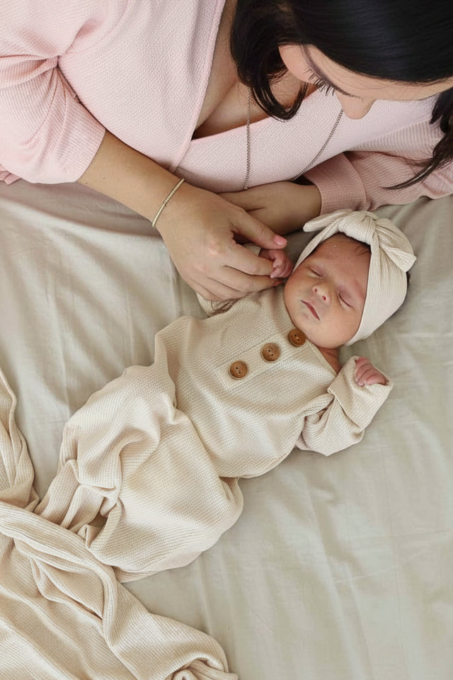 bamboo waffle newborn knot gown and hat set oatmeal 